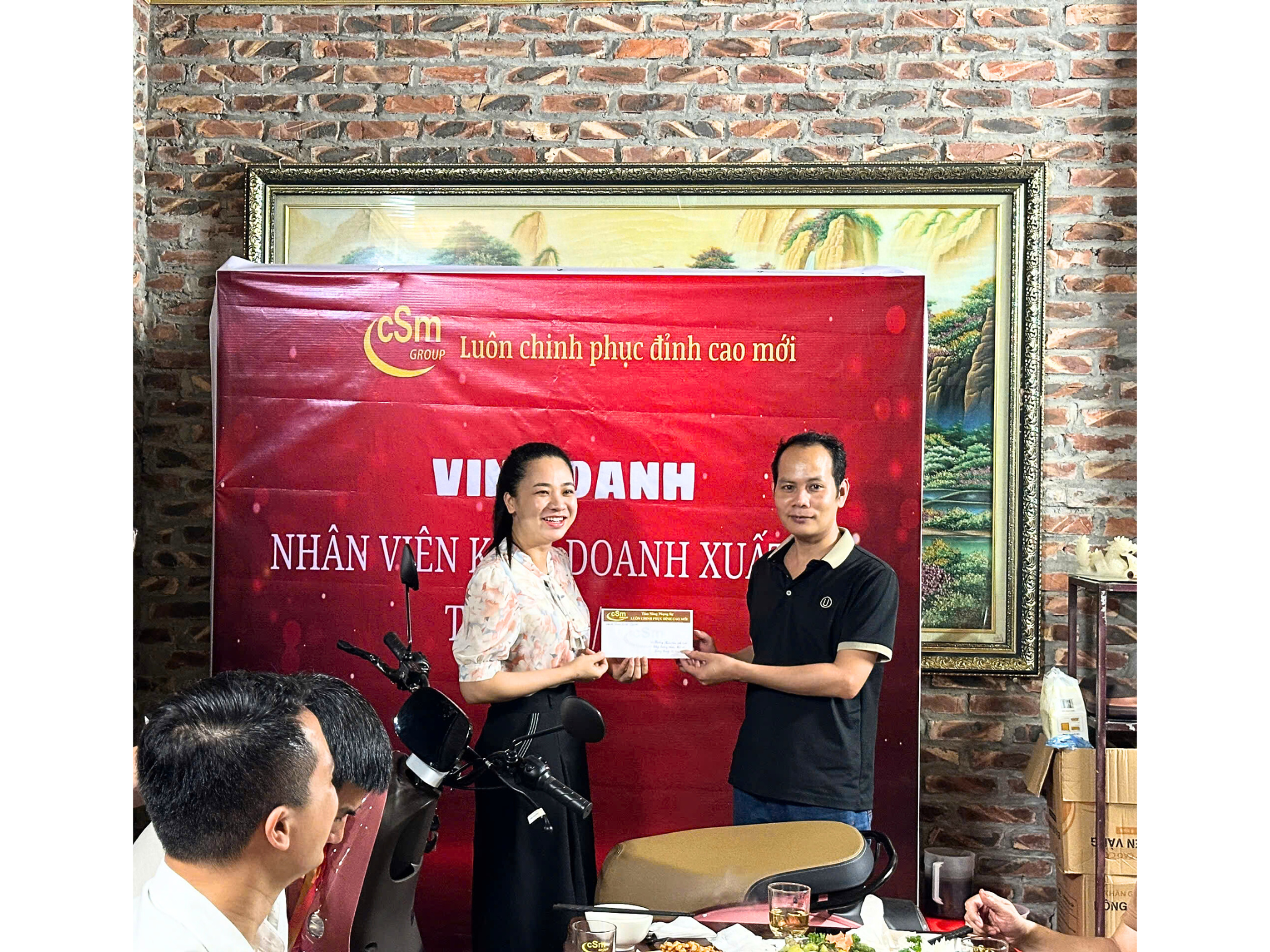 Anh Nguyễn Như Trường nhận thưởng: Nhân viên sale kiện tăng trưởng nhiều thứ 2 trong tháng 3