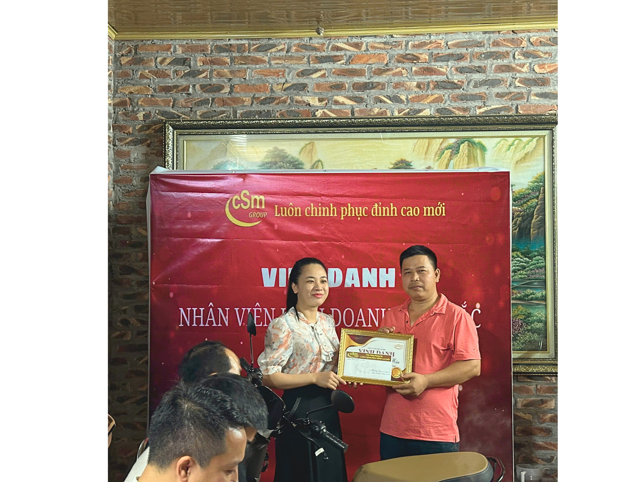 Anh Phạm Phú Khánh Hậu nhận phần thưởng Nhân viên sale kiện xuất sắc nhất tháng 3
