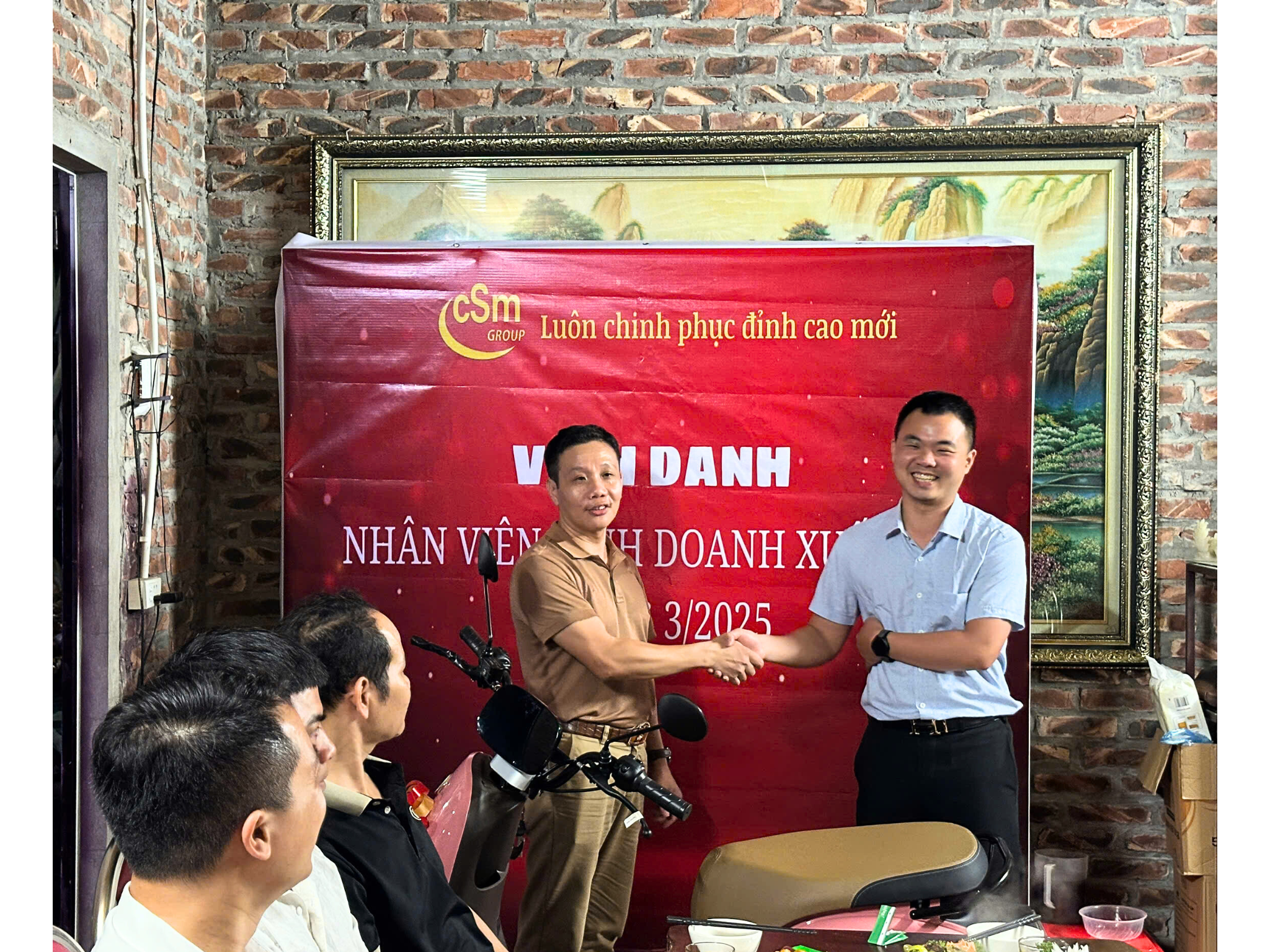 Trưởng phòng Kinh doanh nhận phần thưởng